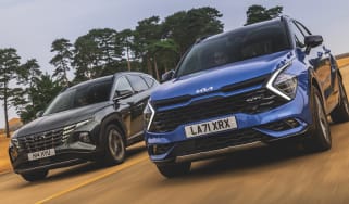 Kia Sportage vs Hyundai Tucson - front tracking